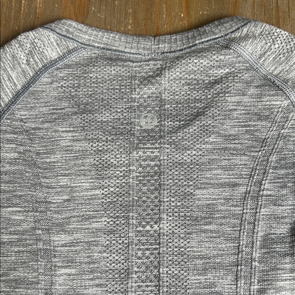 Lululemon Athletica Light Gray Long Sleeve Tee - Picture 14 of 16